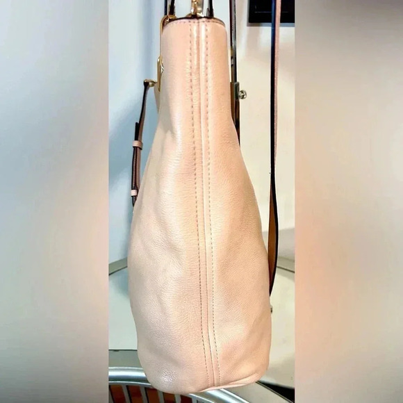 Gently Used MICHAEL KORS Cream Leather zip Top Tote W/Padded Tablet Pocket - Picture 4 of 7